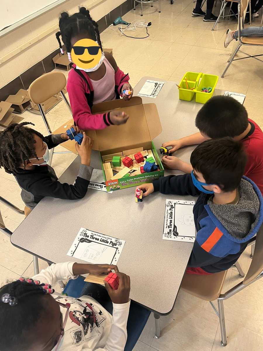 megan__burnette's tweet image. Today’s motto for 1st graders at @springhillelem this afternoon: “teamwork makes the dream work!” Building a house for 🐷🐷🐷 #KCSSTEM