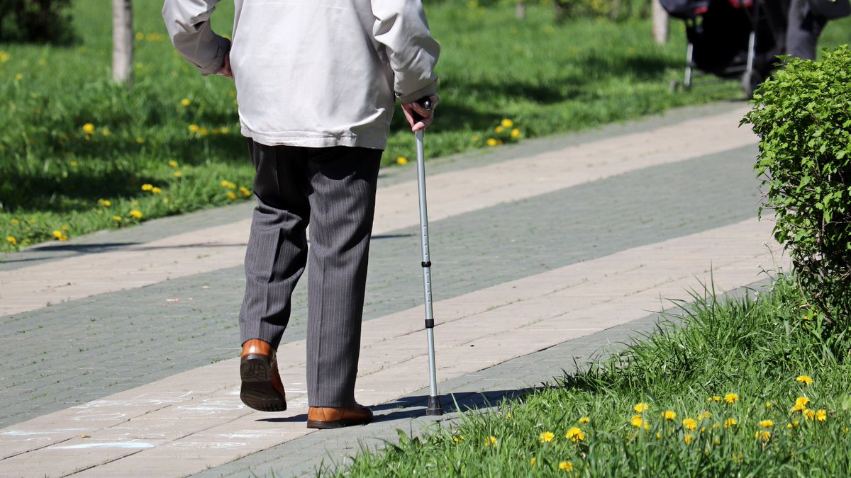 Ходьба с тростью после эндопротезирования тазобедренного сустава. Правильная ходьба на костылях. Правильная ходьба на костылях. Костыли после эндопротезирования тазобедренного. Подъем по лестнице после эндопротезирования тазобедренного сустава.