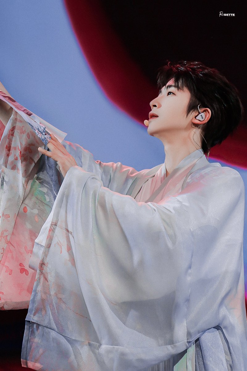 Joshushushu7's tweet photo. Ước chi được bỏ hết công chuyện chỉ để ngồi ngắm em cụa toi TTTT https://t.co/IPlD7estMW