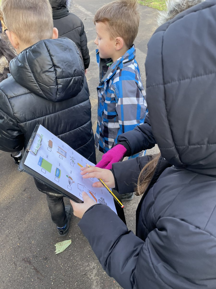 EPA_Y1_Y2's tweet photo. We had an amazing time at East park! We spotted different things in a park and compared the old pictures to now! #EPAHistory @DeltaEstcourt https://t.co/MCGCF1JH1D