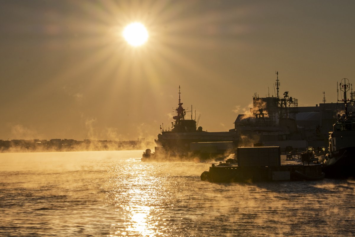 MRC_FMARA's tweet photo. C’est un début de journée froid accompagné de fumée de mer dans le port d’#Halifax, alors que le soleil se lève au-dessus du #NCSMFrederiction, à l’ #ArsenalCSM à Halifax. 🥶☀️ https://t.co/zQ05zwUgWR