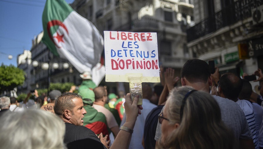 Algeria_Tweet's tweet photo. الجزائر: اعتقالات في صفوف الحراكيين وتواصل اضراب معتقلي الرأي https://t.co/9wuLckNG17 https://t.co/ktBlmCWjwJ