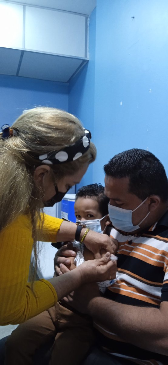salina_nelva's tweet photo. El Equipo de vacunación del Distrito Capital continúa con la administración de 💉#Abdala, dosis refuerzo, a nuestros hermanos Venezolanos.🇨🇺💯🇻🇪#HeroesDeLaSalud #JuntosVenceremos #CubaCoopera @CDI_FuerteTiuna @DcMedica @cubacooperaven @AnayansyPR @ErickMendezRod3 @JulitoVenCuba https://t.co/jLmneVK80z