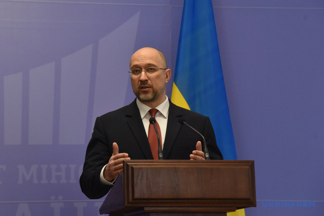 украинская премьер лига футбол. шмыгаль фото премьер-министр украины. логотип украинской премьер лиги. премьер министр украины 2014. министерство украины.