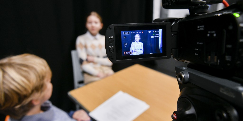 Unmissable filmmaking workshop with @filmonbrain! 🎥 

Learn top tips from industry professionals and explore being in front of, and behind the camera. 🎬  

16 & 17 Feb | 9.30am-3.30pm | Age 12-19
Book: bit.ly/3ee3GuH

#BreweryArtsLearning #Kendal