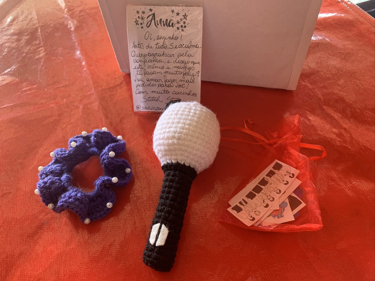 AjFrauxe's tweet image. Meu prêmio chegooou😍Sério gente muito perfeito, não tenho palavras para descrever como veio tudo tão lindo e fofo d+. 
Agora tenho uma ARMY BOMB🎉🎉💖
Apaixonada pelos mimos tbm, veio card do Treasure, GOT7 e do WAYV family💖💖
Muito obrigada por todo o carinho 💜 @StitchStore2