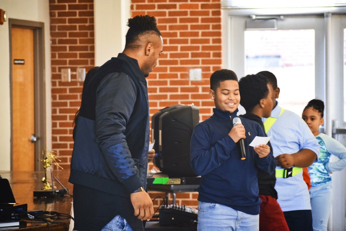 TheRJFoundation's tweet photo. At each of our Reading Challenges, some of the kids get the chance to ask @RashadJennings' questions. We love hearing what they come up with!💚 

#TheReadingChallenge #RJF #Nonprofit #programs #literacy #reading #books #read #readingiscool #morethananathlete #bookdonations https://t.co/FmdOUW8Sdj