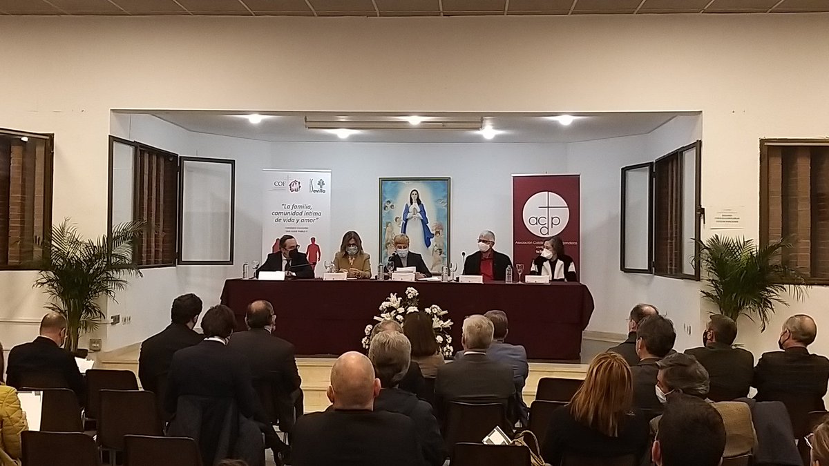 CEUAndalucia's tweet photo. A continuación, tiene lugar la mesa redonda titulada ‘La libertad frente a la cultura de la cancelación’ moderada por Stella Benot y con la participación de Marisa Lorenzo, Manuel Fernández de la Peña, María Jesús Tamayo y Jesús Muñoz de Priego #JCyVP en Sevilla https://t.co/YImzvVWXSy