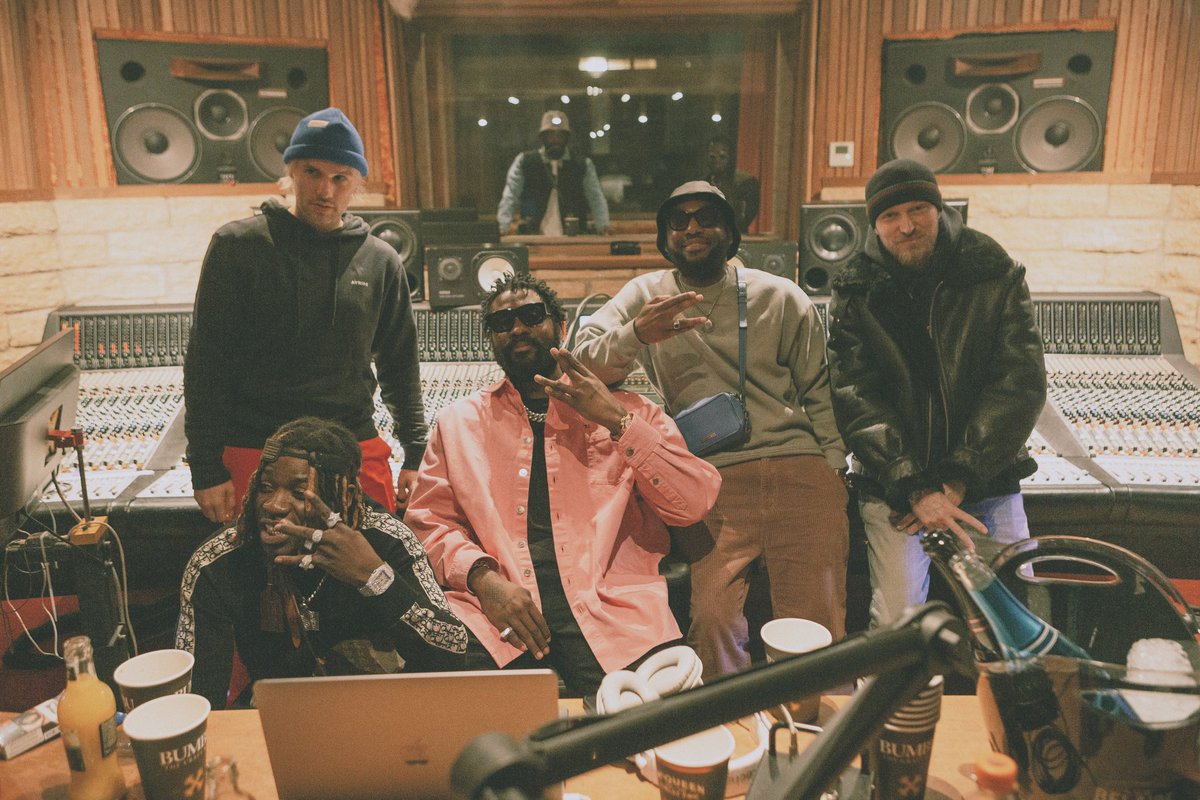 grca___'s tweet photo. THE VIE.

Shots from the podcast session with @leritchies @thedamso @orelsan @skread @gazo_officiel

THE VIE Radio EP. 3 
Only available on @applemusic 

#viesurnous https://t.co/fC6PDPd7Fj