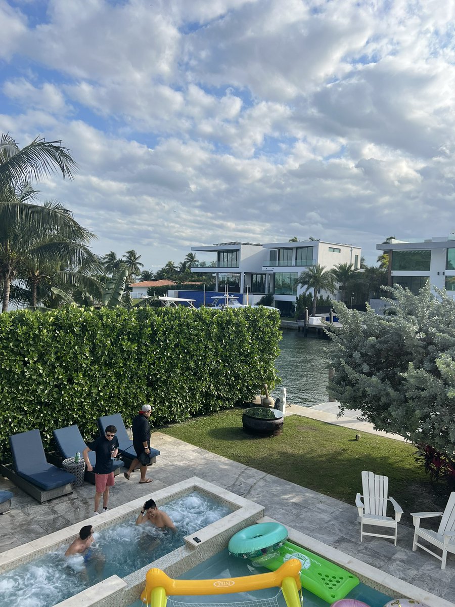 knottedbrains's tweet photo. @MiamiHackWeek 2022🤟🏻😵‍💫 https://t.co/Cw2JAaTHLg
