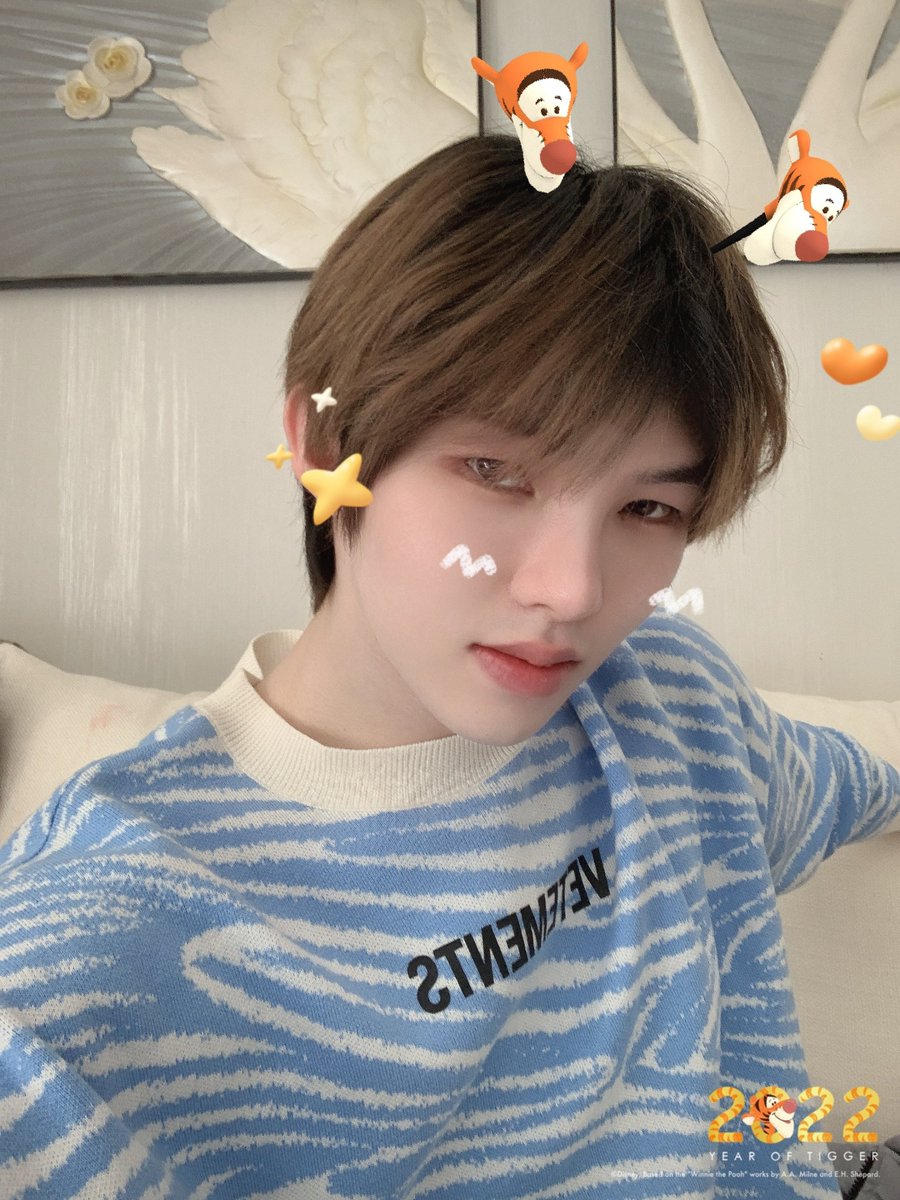 liujunbr's tweet photo. + [#WEIBO] 31.01.22 - Atualização do Liu Jun. 💙🦋

''Vê se eu sou um tigre ou não 🐯 Feliz Ano do Tigre.''

🔗 (https://t.co/ItFieLLkAY)

#JunLiu #LiuJun #刘隽
#TogetherWithJunLiu #JunLiuOnTheRise #IXFORM https://t.co/RoX4Tlhjj5