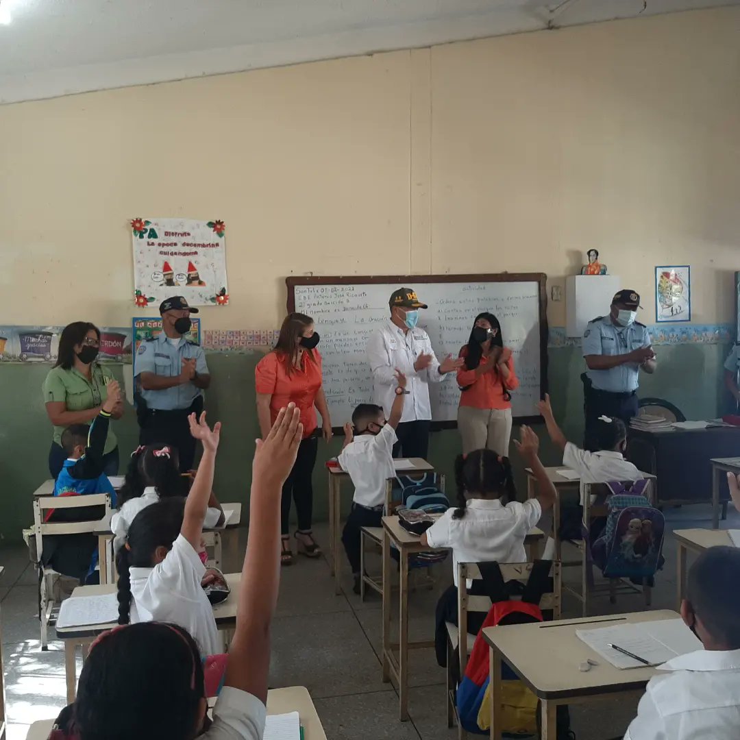 SSC_BOLIVAR's tweet photo. En el inicio del #plan La Policía Visita tu #Escuela, el secretario de Seguridad Ciudadana G/D Edgar Colina y Sec. de Educación Brizeida Quiñones, compartieron con  alumnos  de la Escuela Básica Estadal José Antonio Ricaurte, instrucciones de @amarcanopsuv
#Policiapreventiva https://t.co/N0nhLpKFBi
