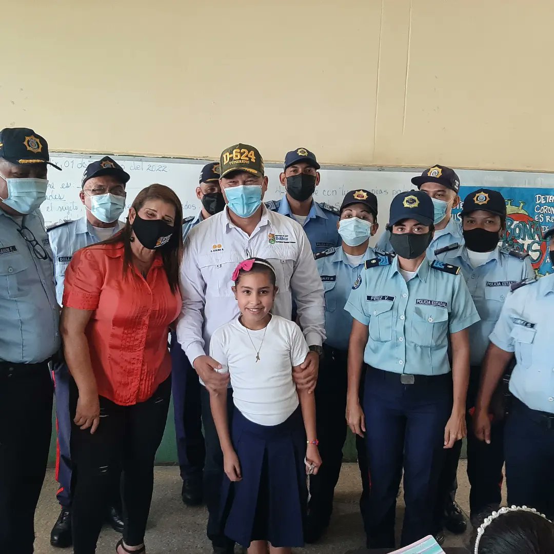 SSC_BOLIVAR's tweet photo. En el inicio del #plan La Policía Visita tu #Escuela, el secretario de Seguridad Ciudadana G/D Edgar Colina y Sec. de Educación Brizeida Quiñones, compartieron con  alumnos  de la Escuela Básica Estadal José Antonio Ricaurte, instrucciones de @amarcanopsuv
#Policiapreventiva https://t.co/N0nhLpKFBi