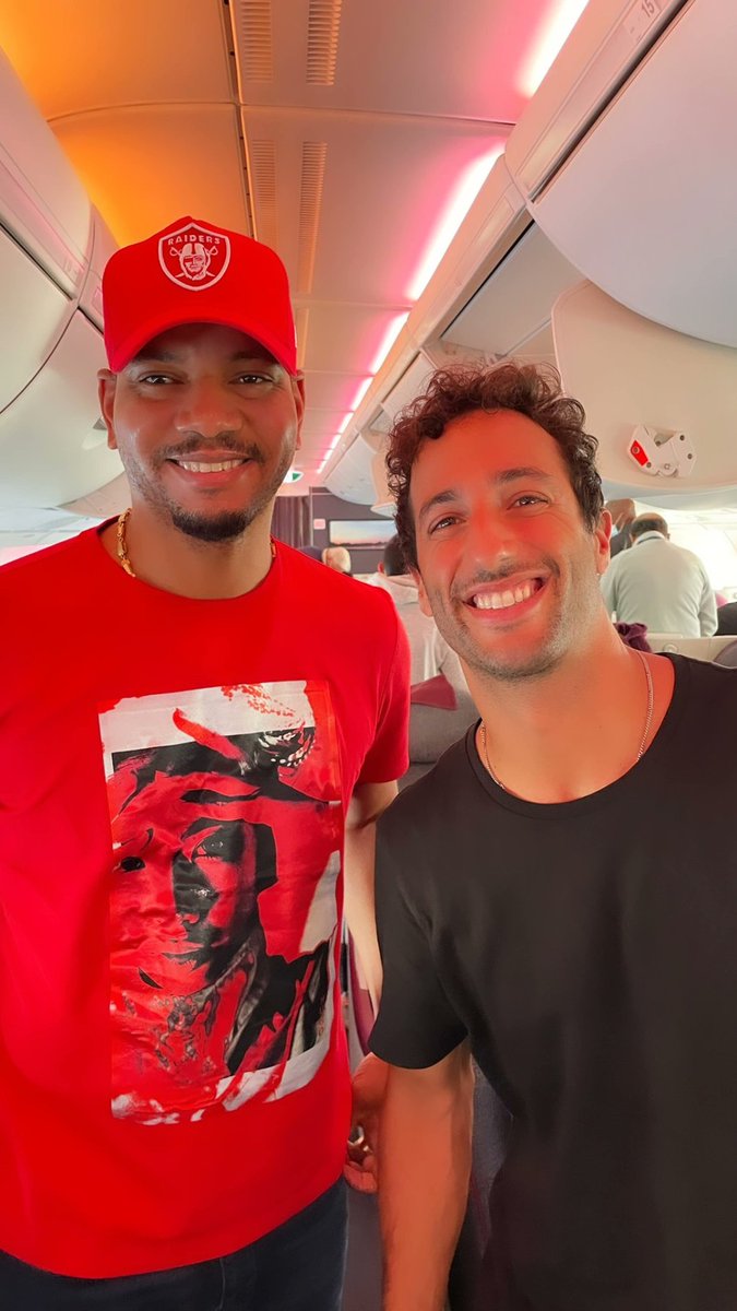 Met @f1 <a href="/McLarenF1/">McLaren</a> legend <a href="/danielricciardo/">Daniel Ricciardo</a> enroute to London today. What an amazing driver and an even better person #f1
#formula1 #danielricciardo #legend #talent #racer #mclaren