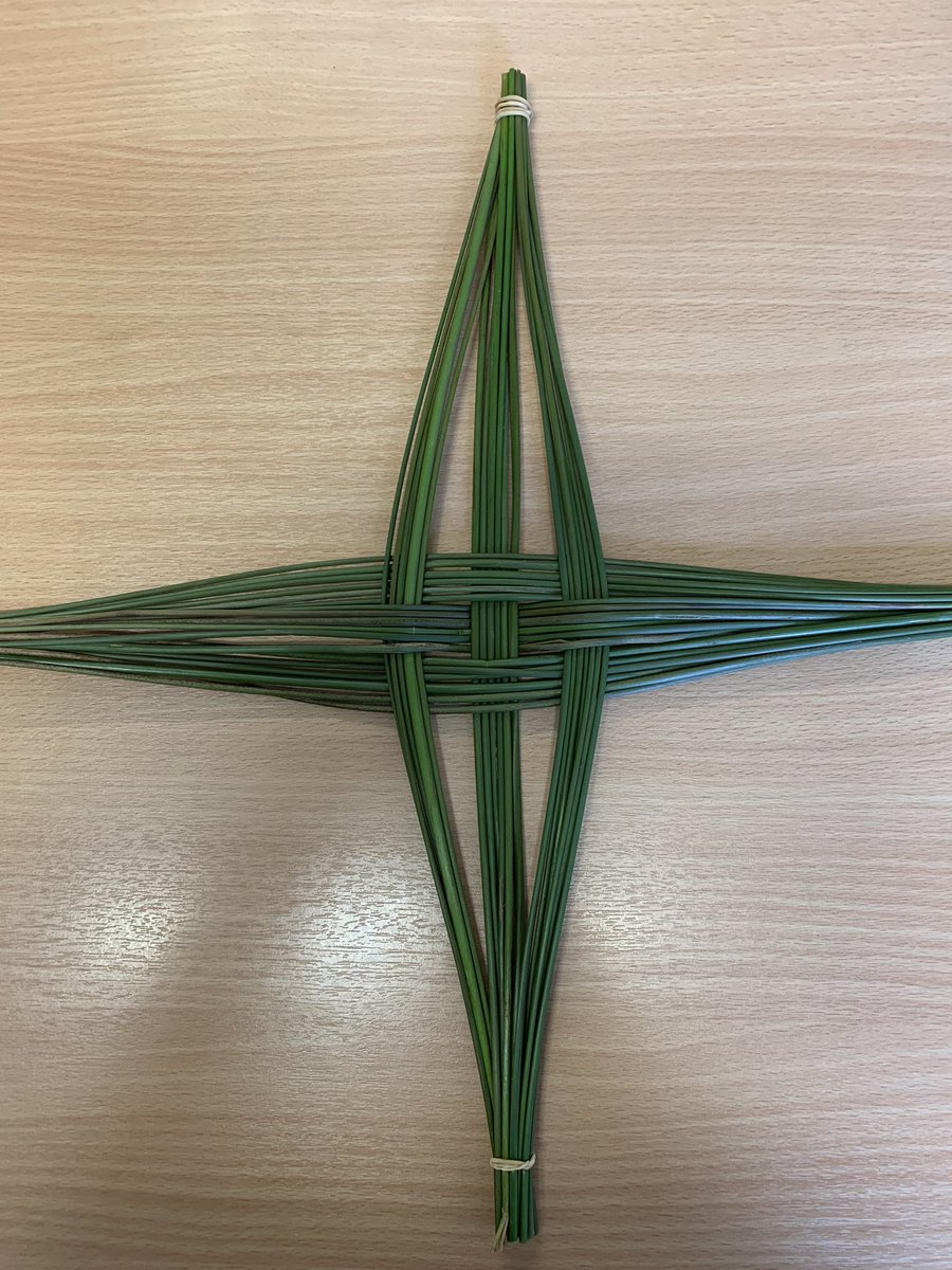gaelscoildurlas's tweet photo. Rinne Séimí agus Liam crois Bríde álainn. Bhronnadar ar an scoil é! Go raibh míle maith agaibh a bhuachaillí! 😊 Sár obair ar fad! Seo ár nguí do gach duine! #StBrigidsDay https://t.co/VOW10lhqwT