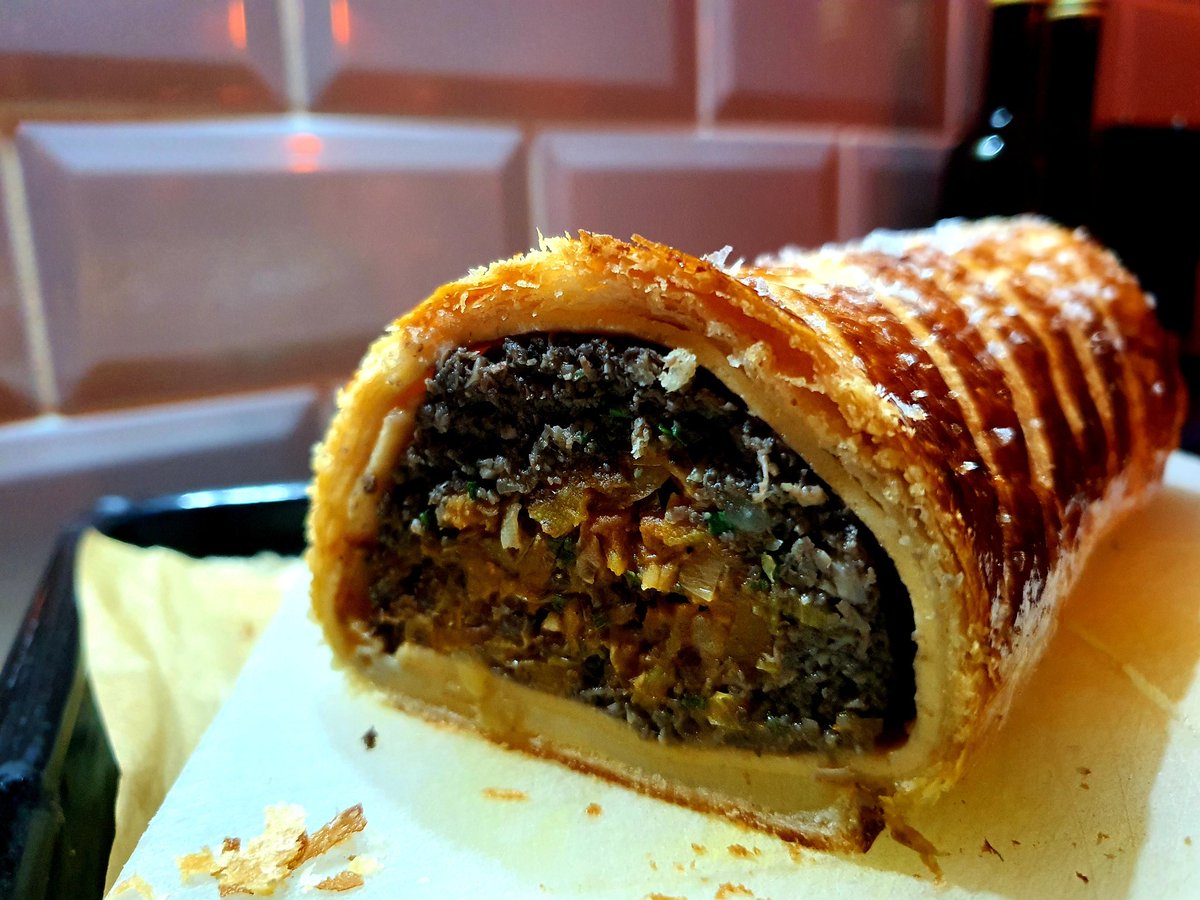 ComeronAlonso's tweet photo. Today's special at home 
Carrot,butter squash,lentil and mushrooms deluxe and spinach Wellington https://t.co/Kha3FfJxY5