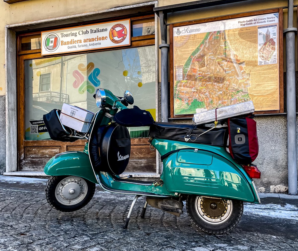 Buona giornata  da Scanno (Abruzzo). “C’è la neve sui tetti, c’è la neve per strada”, ma non per questo c’è chi rinuncia alla Vespa. Anche in montagna.
