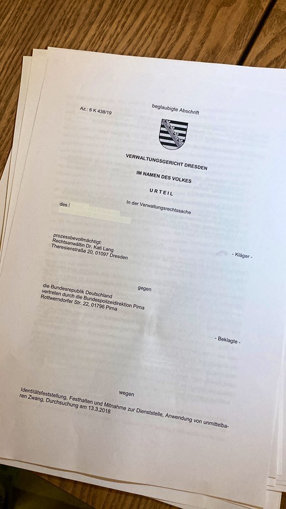 AdvoKati_Lang's tweet photo. Erfolg am Verwaltungsgericht Dresden! #racialprofiling #Rassismus . Maßnahmen der Bundespolizei am Hauptbahnhof #chemnitz wurden für rechtswidrig erklärt, da „Hautfarbe des Klägers“ zumindest mitursächlich für die Kontrolle war … ein Thread https://t.co/rVAf5nUDKk