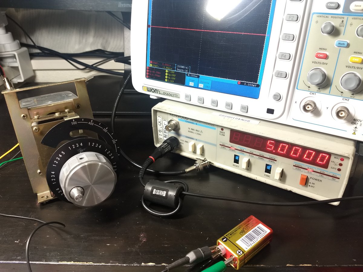 JA6TFH's tweet photo. 👩🏻🔧おけ!TC1回してfズレの再調整できたっ サービスマニュアルにはTC2回せって書いてあるけどTC2じゃ微移動しかできないので、TC1回して一気に横移動した♪
🙍🏻♀️シールドケース外すと対GND容量変わって周波数ズレるけど、ケース外さないとTC1アクセスできないので何度も付け外し…… #TS820 #電子工作 https://t.co/KzN0AS6iqR