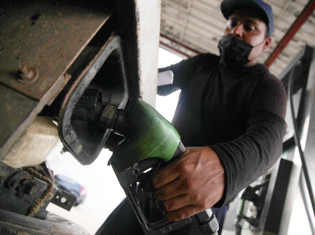 Monaguenses ahora pueden surtir gasolina en menor tiempo

> Los usuarios y usuarias consideran positiva la medida del gobernador Ernesto Luna de eliminar método Pico y Placa.

#Monagas #Maturin 
m.facebook.com/story.php?stor…