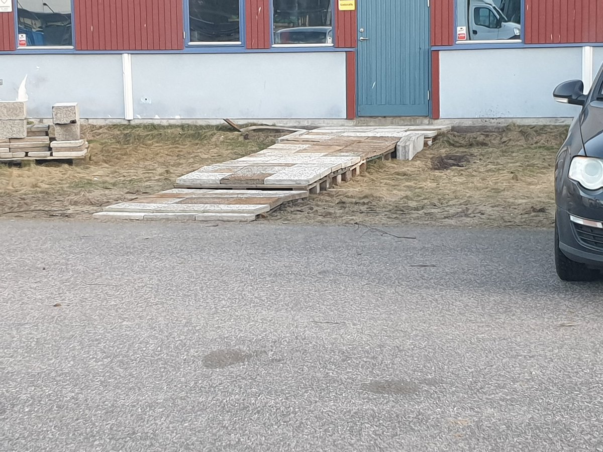 Min depå blöder så jag tänkte erbjuda mina tjänster. 
Som ni ser är jag något av en expert på marksten.
Hör av er så förverkligar jag era drömmar.