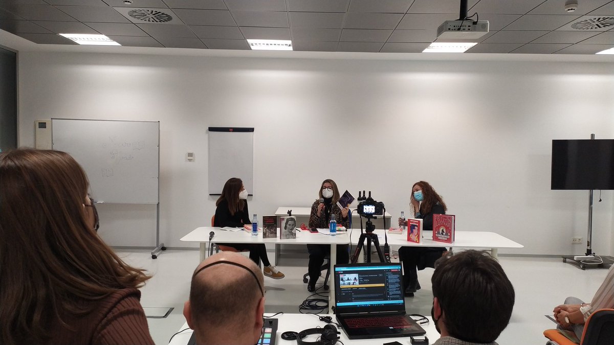 apfeministas's tweet photo. "Ni un minuto dormidas. Las que vienen detrás nos necesitan", dice @MarAbad en #ClubdeLecturayCata acerca del #feminismo y de los logros de hoy. "Los retrocesos son fáciles", recordando la vida de las periodistas pioneras del #sigloXIX de #AntiguasperoModernas @librosdelko https://t.co/LPrHOWvNIz