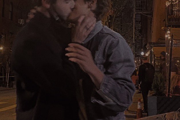 «— tu n'es pas réel.
— je suis réel. tu as juste la tête dans les nuages. neil hobart : toujours dans les nuages, le titre de ton autobiographie. 
— tu sais c'que j'veux dire, ar'. 𝘵𝘰𝘰 𝘨𝘰𝘰𝘥 𝘵𝘰 𝘣𝘦 𝘵𝘳𝘶𝘦.»

derniers rires, plus forts que la musique.

«— niais.»