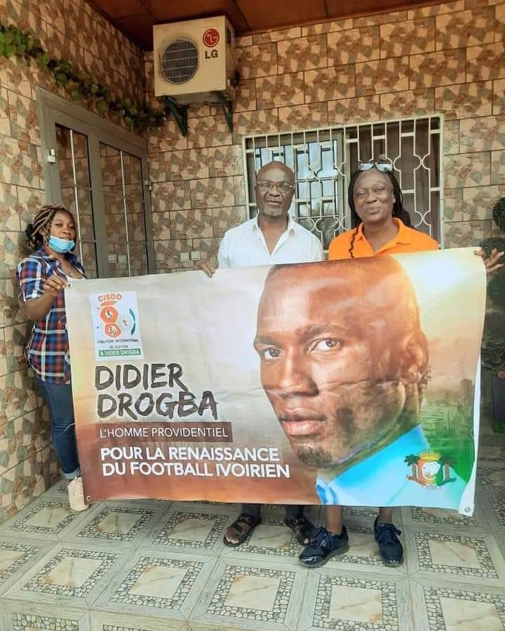 Roger Milla🇨🇲 apporte son soutien à Didier Drogba🇨🇮

"Je voudrais dire à mon petit frère, Didier Drogba que je suis de tout cœur avec lui, je suis derrière sa candidature pour qu'il prenne la Fédération Ivoirienne de Football."