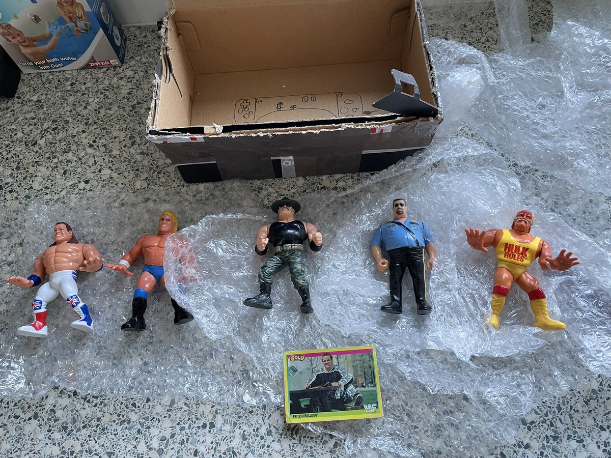MoistStrawberry's tweet photo. brought some Hasbro retro’s of Facebook , excellent packaging , figures in bath excellent condition , even threw in a Gold Series Merlin WWF card 🤟🏻 #Hasbro @hWoOfficialPage #hWo #HasbroFamily #HasbroRetros #HasbroCommunity https://t.co/8BW04Xz2oN