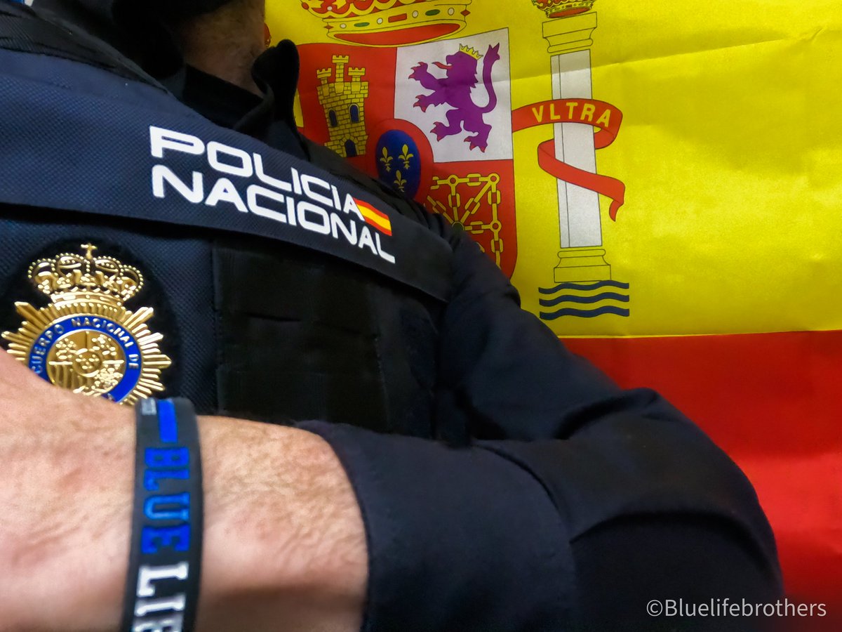 Solo hay dos opciones rendirse o volverse más fuerte.
⚫🔵⚫🇪🇦
bluelifebrothers.com
#BlueLifeBrothers 
#fuerte #fuerza
#CaminamosJuntos
#blue #somospolicias
#familia  #España  #unimos 
#bluefamily  #thinblueline 
#cnp  #policianacional 
#policia