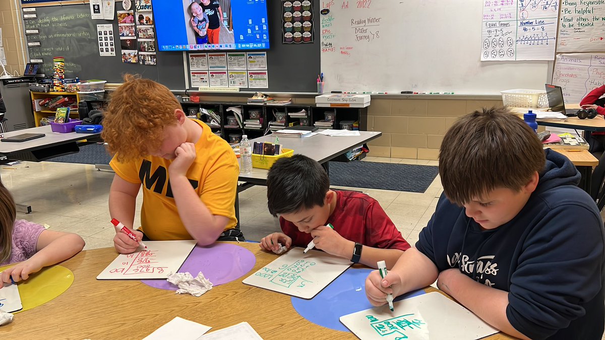 hyde4th's tweet photo. These students are practicing using area model and partial quotients to help out in division! @HydePrincipal @HydeElem #GoWarriors https://t.co/TevPNP8tcq