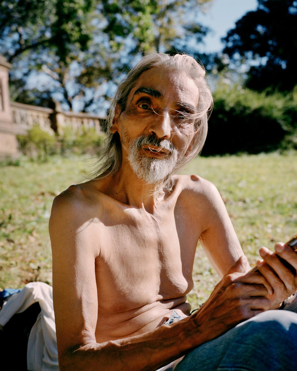 Scott Rossi shares the stories behind Common Place which explores Central Park and people's relationship to the park in the context of a global pandemic. He also speaks about working through his nerves regarding approaching people.
anywhereblvd.com/interviews/sco…

#portraitphotography