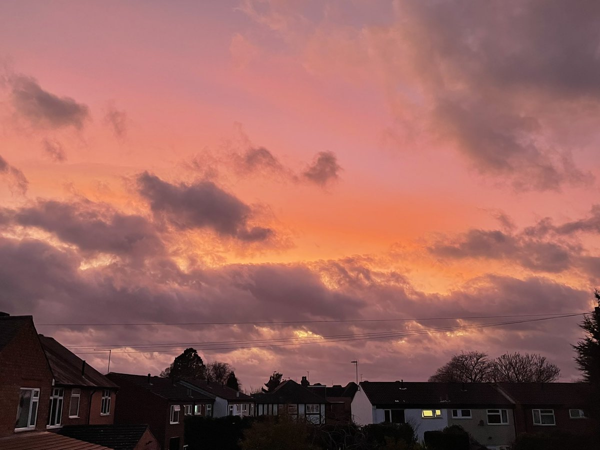cheepcheepbird's tweet photo. Tonightโs sunset didnโt disappoint
#sunset #walk #friends #walkwithafriend #tuesday #TuesdayFeeling #whatacracker https://t.co/mvqD3OC9zD