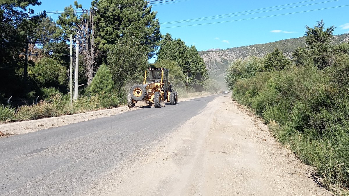 rella73's tweet image. La @dpvneuquen tapa con tierra el asfalto de la Ruta 48 en San Martín de los Andes. Para que no se vea que no hicieron nada?