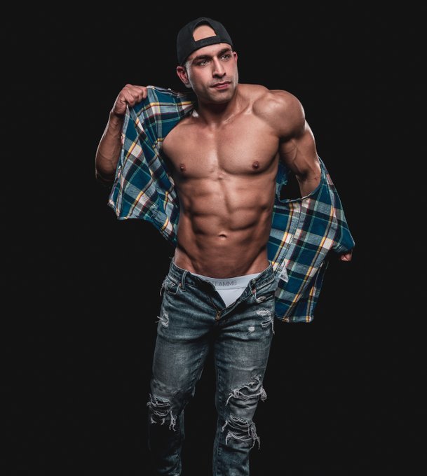 1 pic. Who prefers commando? @TonyVersace15 ? by @PaulJamnicky https://t.co/GiK6hulLCm ?
.
@HotDudesNude