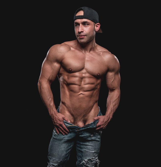 2 pic. Who prefers commando? @TonyVersace15 ? by @PaulJamnicky https://t.co/GiK6hulLCm ?
.
@HotDudesNude