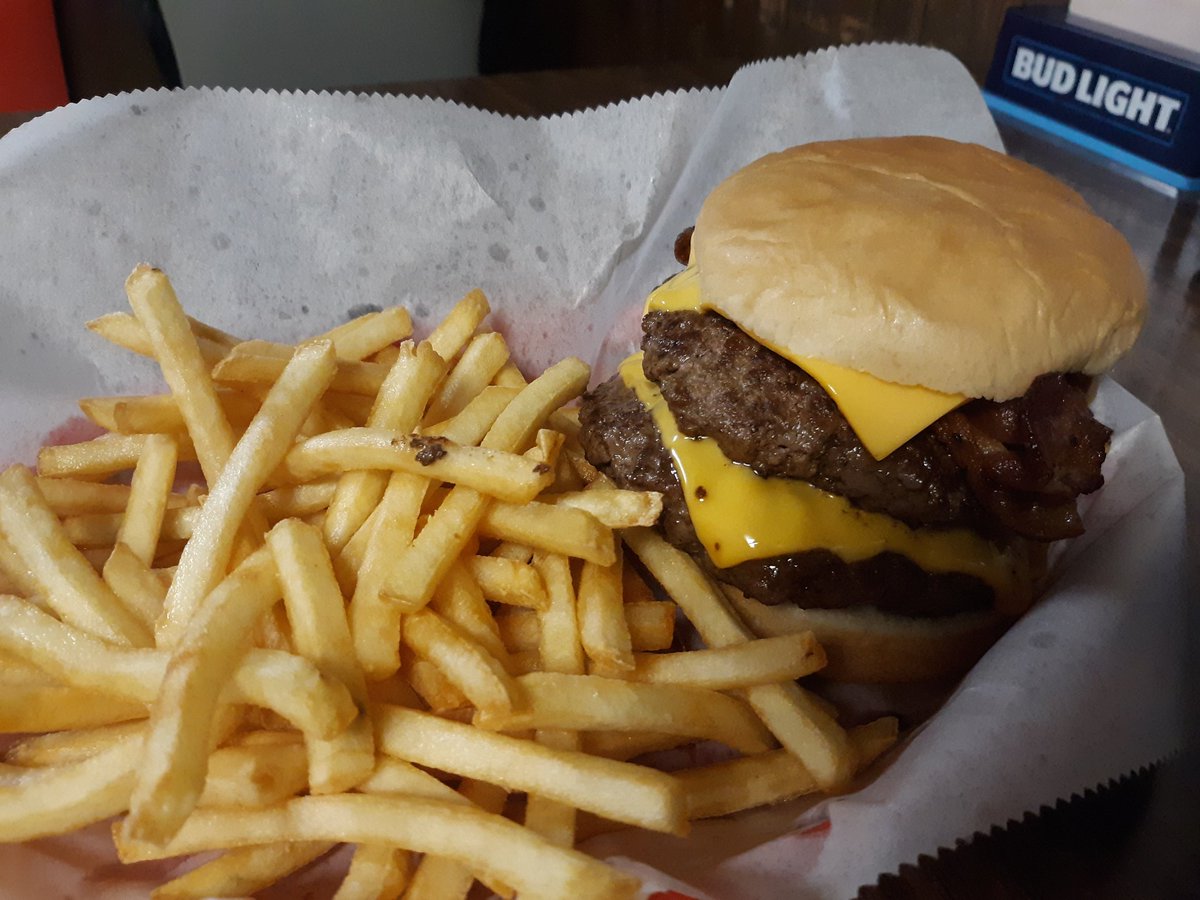 CodyCutter35's tweet image. Had health setback. Has led to the edict of no longer eating red meat, plus other changes 2 come.

If I had to pick one last burger, where was it going to come from? I want to go out on my own terms.

One last "fat boy burger" from Fat Boy's in Morrison it was.

Chicken/fish now.
