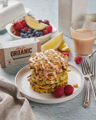These zucchini corn pancakes, made with Gay Lea Organic Unsalted Butter, are savoury, flavourful, and full of nutrients that will fuel you throughout the day. 🥒🥞 🤗#MomentsElevated #JoysOfCooking

Find the full recipe here: gaylea.com/recipes/breakf…