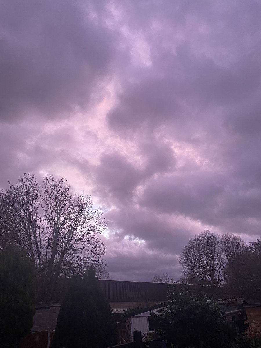 MrsCooke13's tweet photo. This evenings sky 🖤🖤 #StormHour #uk #eveningsky #PurpleTuesday https://t.co/sFIPU1ultH