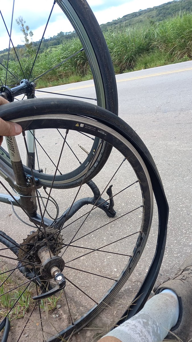 Daniel_Sard13's tweet image. Últimos 4 treinos, três pneus furados.... xô zika!!! 
#ciclismo #roadbikes #swiftcarbon #sensebikes #ciclismobrasil