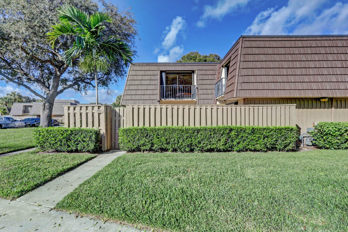 This 2 BED home won't last long! Ping me for details or a showing. #realestate  cpix.me/l/137681912