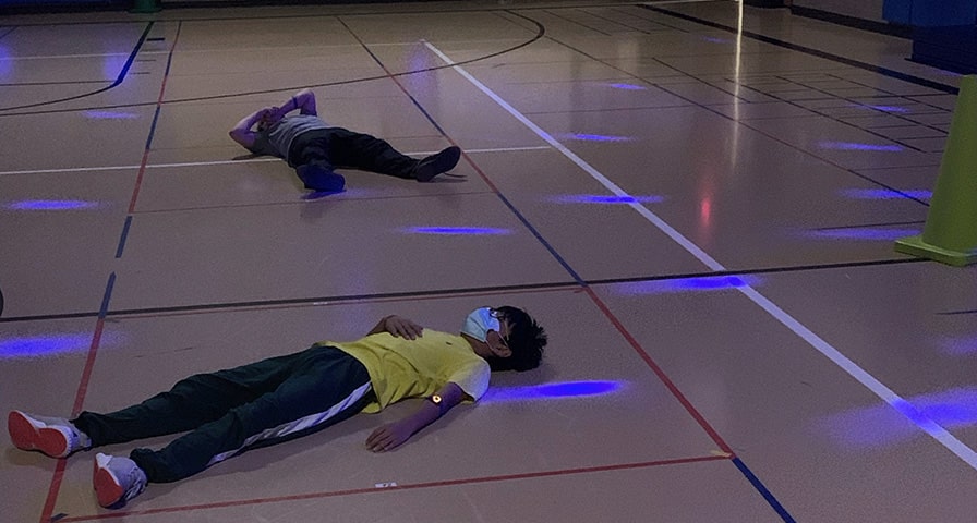 How does <a href="/hetland_tyler/">Tyler Hetland</a> get his <a href="/FargoNDSchools/">Fargo Public Schools</a> students at Eagles Elem. prepared for their #STEM classes after his #physed class? With blue party lights that cue students to relax and calm their heart rate so that their #IHTZONE HRMs show blue as well.
zcu.io/0xwL