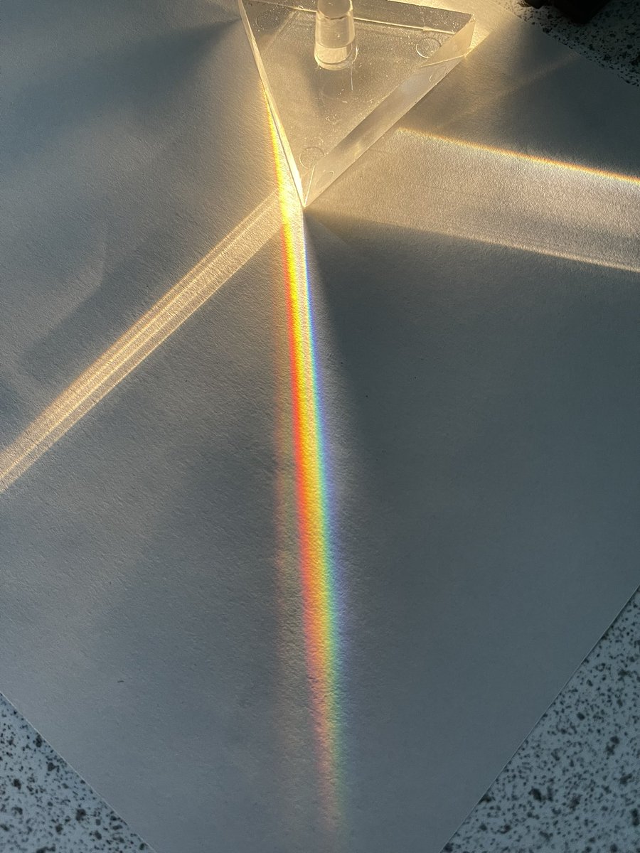 HelpMeMissB's tweet photo. 2.7 were investigating refraction of light in our Light &amp; Radiation topic 🌈💡 So many excited faces 🤩 A simple but pretty cool experiment 😎👍🏻 #Refraction #MakingRainbows https://t.co/kUyvHKF9MZ