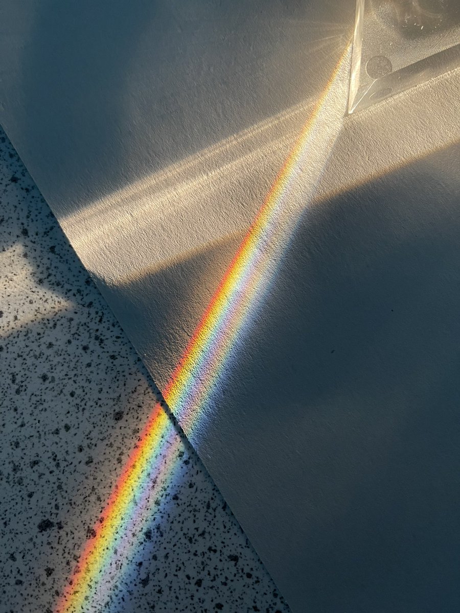 HelpMeMissB's tweet photo. 2.7 were investigating refraction of light in our Light &amp; Radiation topic 🌈💡 So many excited faces 🤩 A simple but pretty cool experiment 😎👍🏻 #Refraction #MakingRainbows https://t.co/kUyvHKF9MZ