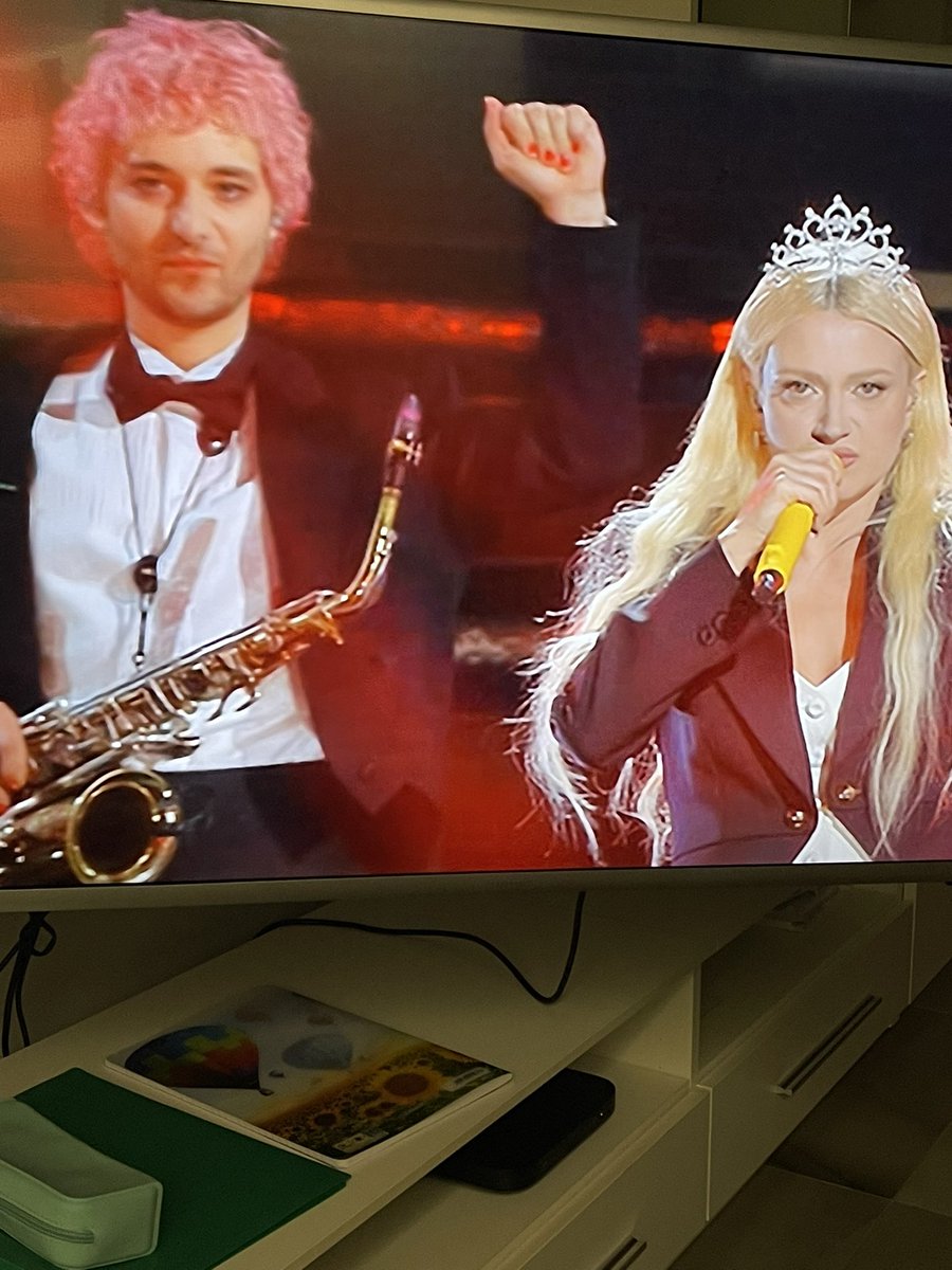 SGisonna's tweet photo. Kiss me Licia a Sanremo si è portato pure a Mirko #Sanremo2022 https://t.co/5AIbmKFNmJ