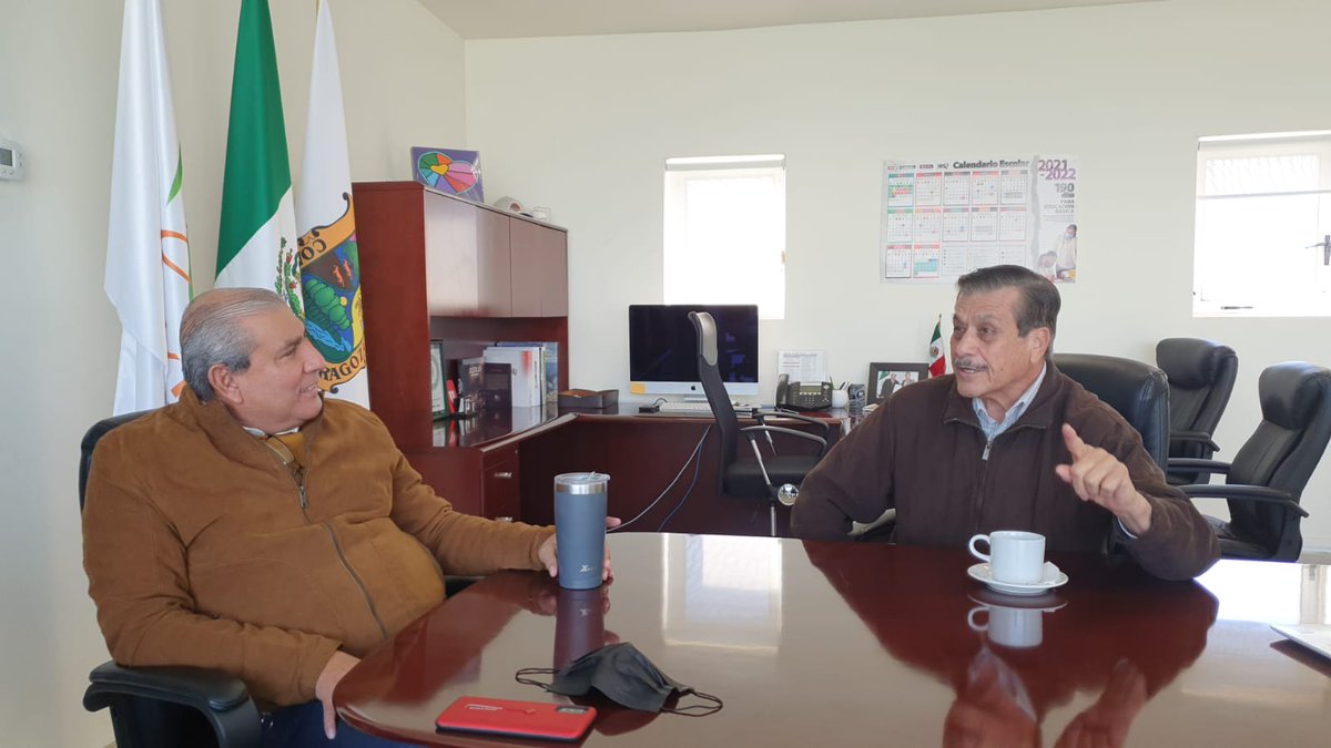 Reunión con el titular del Centro de Innovación y Transferencia Tecnológica, Manuel Flores Revuelta, acompañado de Francisco García y Olivia Rodríguez, quienes fueron recibidos por nuestro Director Demetrio Zúñiga para atender programas de la Subsecretaría de Educación Media