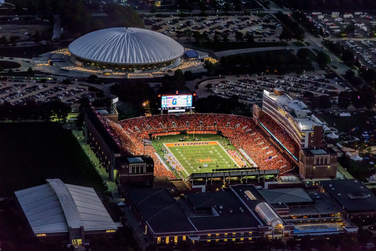 KP3_EQ_MGR's tweet photo. THANK YOU @CSUFootball @CSUEquipment @JoeParkerAD @Lesser513 @KyleNeavesCSU 

Let’s get to work! @IlliniFootball @JakeRosch @BretBielema @MarkTaurisani 

Couldn’t be here w/o my friends and family! Just trying to make them all proud! https://t.co/n2hvzFs2Ju