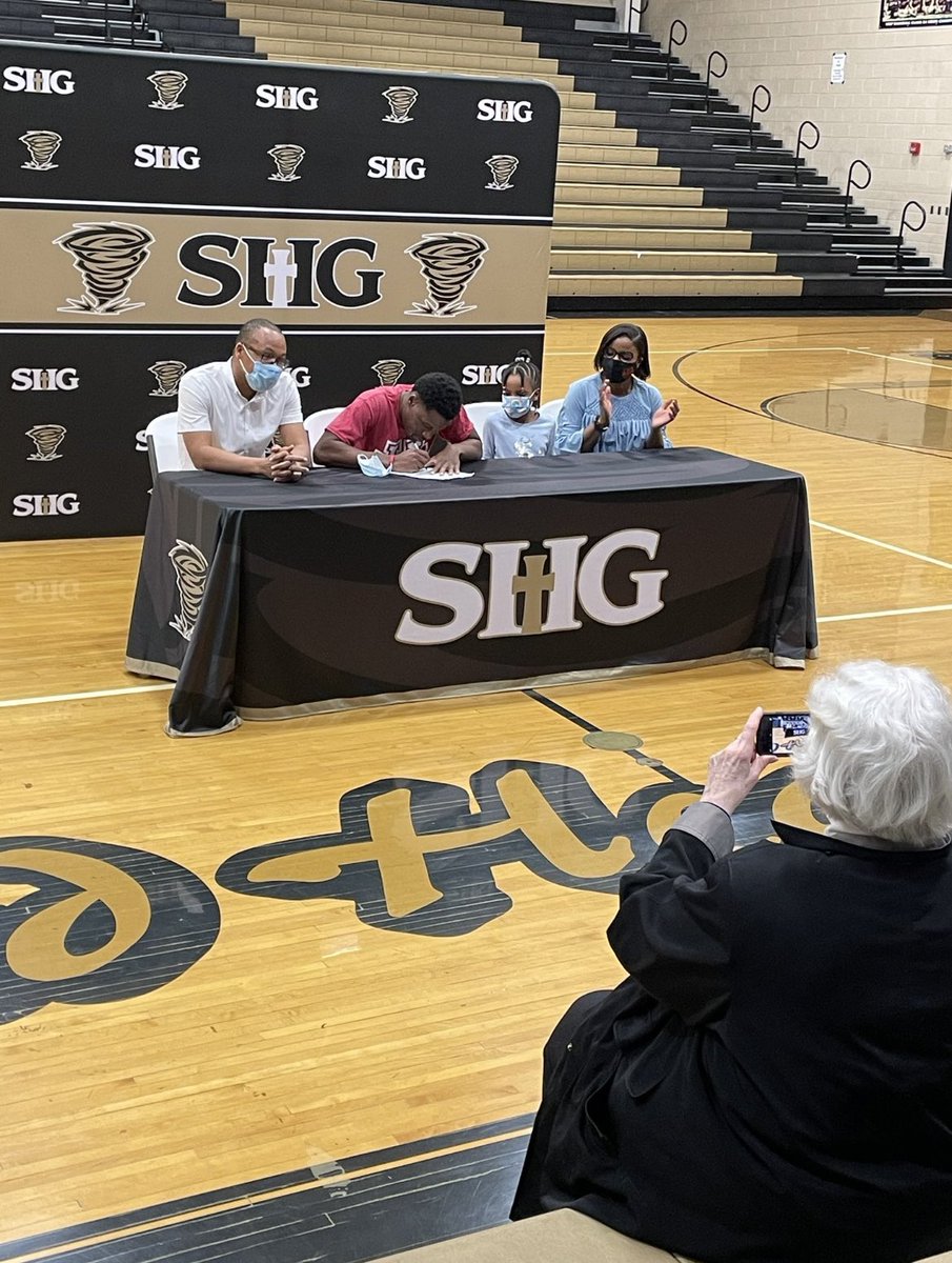 Yessiirrrr!! 👏🏾👏🏾 Congrats!! <a href="/S_dessalines/">Salomon Dessalines</a> Man I’m proud of you! One of the smartest players I’ve ever met and talk about energy and a motor! <a href="/WASHUBears/">WashU Bears</a> are getting a great one!! 🌪🏈