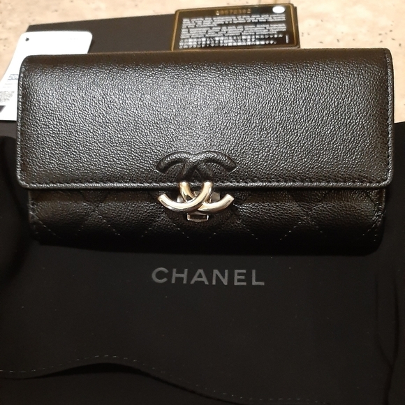 CandyMidvale's tweet image. So good I had to share! Check out all the items I'm loving on @Poshmarkapp #poshmark #fashion #style #shopmycloset #chanel #gucci #katespade: posh.mk/2Y9B5H4Oinb