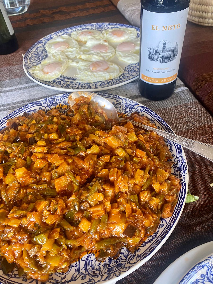 A veces los mayores placeres se encuentran en las cosas más sencillas. 

El Neto lo puedes probar en bodegamanuelaragon.com 

#ElNeto #vino #premium #huevos #almuerzo #cena #maridajes #sabor #cocina #casera